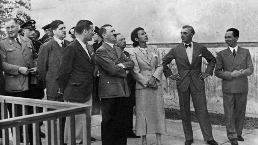 Besichtigung des „Hauses der Deutschen Kunst" durch Adolf Hitler. Daneben Gerdy Troost, Adolf Ziegler und Joseph Goebbels am 5. Mai 1937